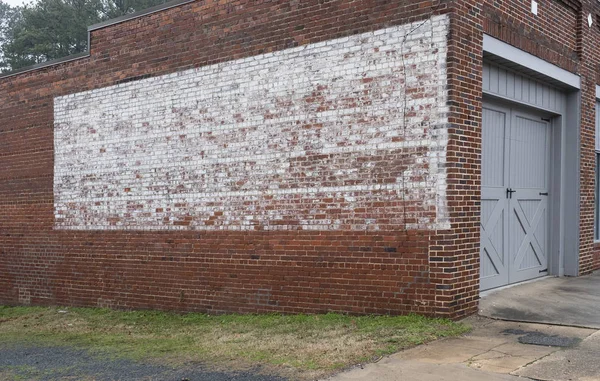Ξεθωριάσει σημάδι ζωγραφισμένο σε ρουστίκ παλαιό τούβλο τοίχο υφή κατάστημα ή κτίριο — Φωτογραφία Αρχείου