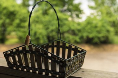 Boş sepet korkuluk üzerinde oturan