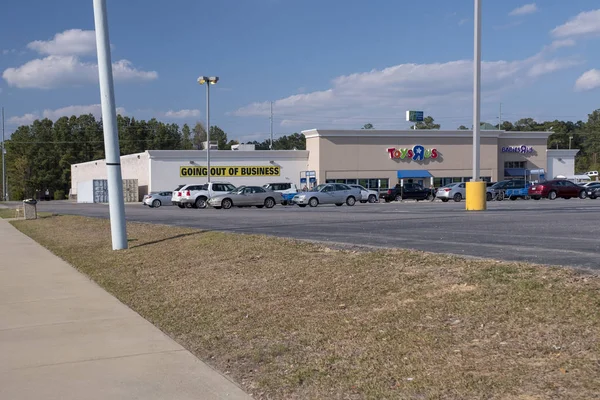 TOYS R US stores going out of business, Fayetteville, NC, USA - 11 aprile 2018 — Foto Stock