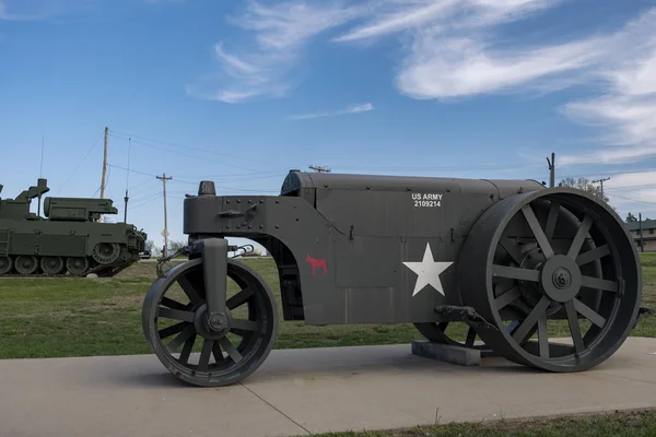 FORT LEONARD WOOD, MO-ABRIL 29, 2018: Rolo complexo de veículos militares — Fotografia de Stock