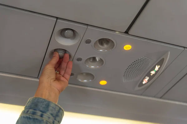 Uçaktaki havalandırmayı döndüren bir kadın.