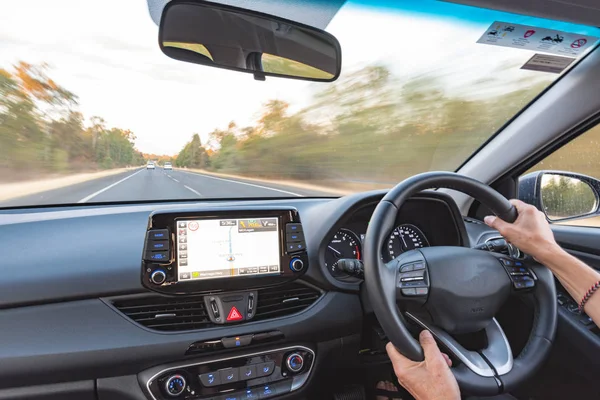 Otobanda yeni bir araba kullanan bayan.