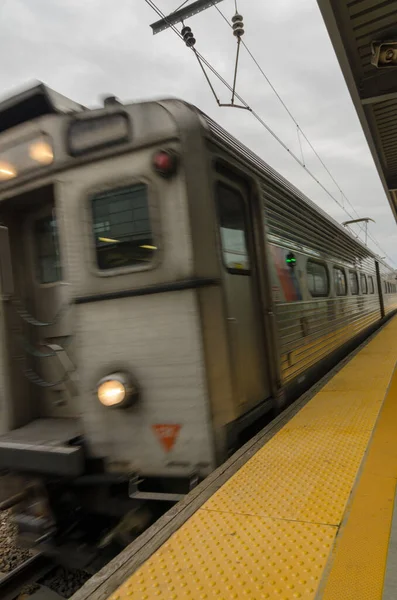 Bulanık tren istasyona geliyor. 