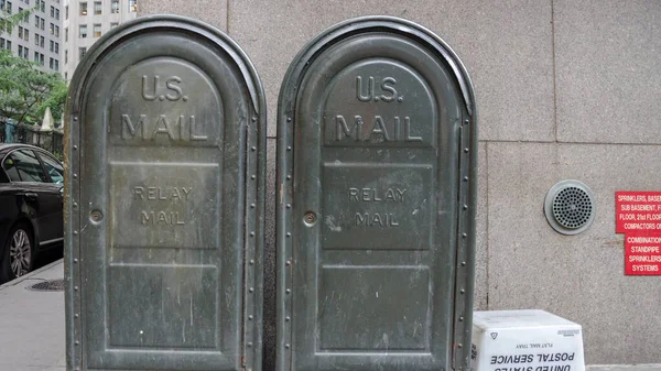 İki yeşil eski ABD posta kutusu.