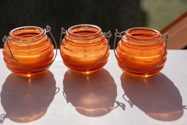 Oranžové kempování svíčky zpět osvětlené koupit slunce — Stock fotografie