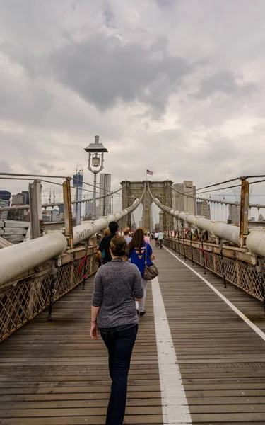 Brooklyn Köprüsü üzerinde yürümek