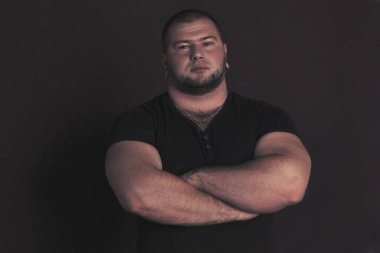 Spor muhabiri siyah bir zemin üzerine