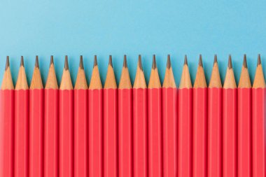 Kalemler renkli arka planda, çite benziyor.