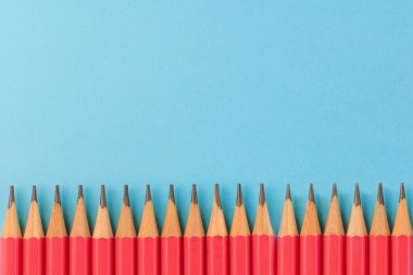 Kalemler renkli arka planda, çite benziyor.