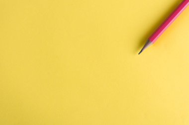 bir kalem renkli bir arkaplanda yatar