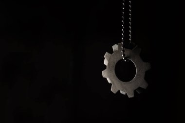 Vites siyah bir zincire tutunur.