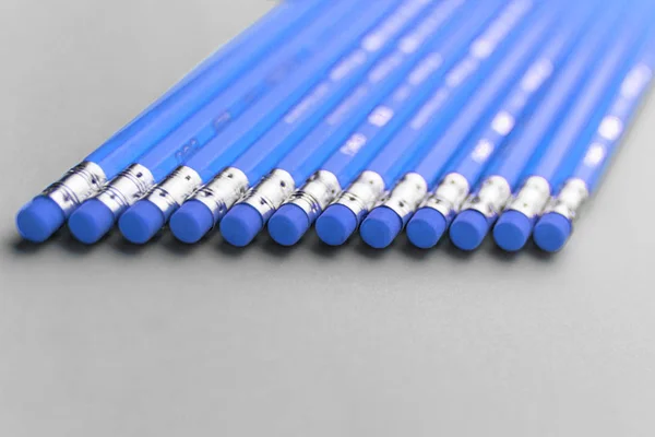 Viele Bleistifte Liegen Auf Einem Farbigen Hintergrund Nur Der Teil — Stockfoto