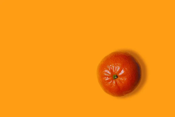 Une Mandarine Sur Fond Orange — Photo