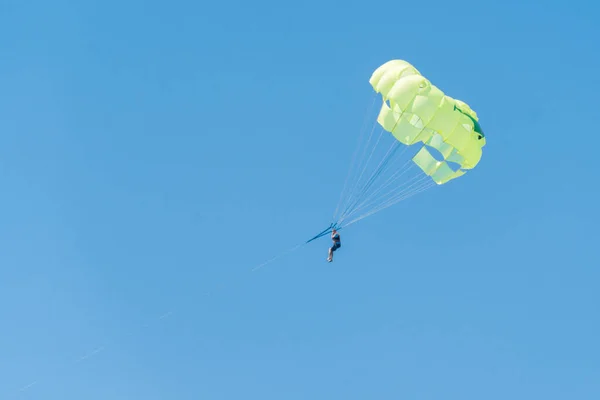 Hombre Está Volando Paracaídas Contra Cielo —  Fotos de Stock