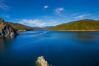 Hırvatistan 'ın Plitvice Jezera Parkı' ndaki göl ve dağlar.
