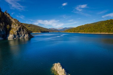 Hırvatistan 'ın Plitvice Jezera Parkı' ndaki göl ve dağlar.