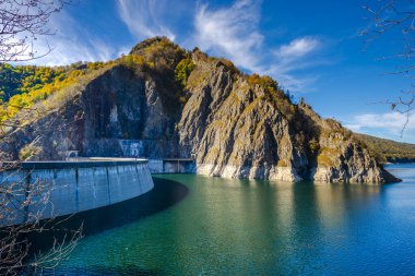 Hırvatistan 'ın Plitvice Jezera Parkı' ndaki göl ve dağlar.
