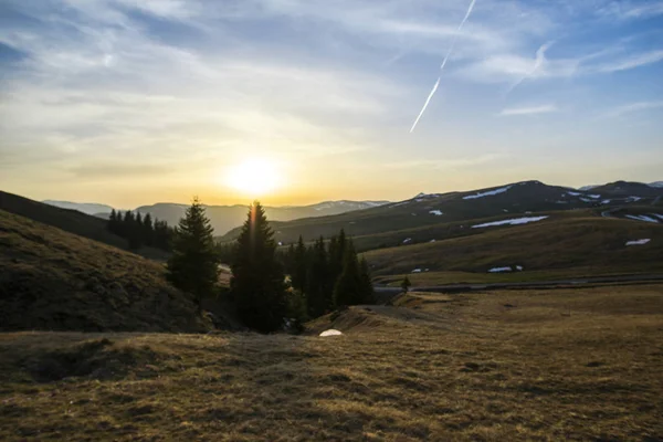 Primavera Montanhas Paisagem Com Pequenas Ilhas Neve Derretida — Fotografia de Stock