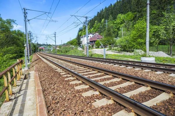 Estrada Ferroviária Através Montanhas Verdes Primavera — Fotografia de Stock