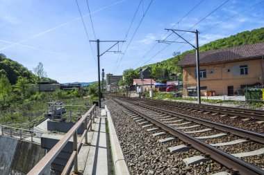 Yeşil bahar dağlarındaki tren istasyonu