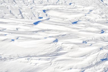 Kar kış yüzeyini patikalarla kapladı