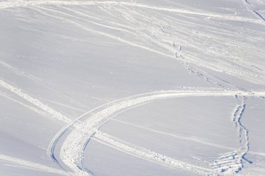 Kar kış yüzeyini patikalarla kapladı