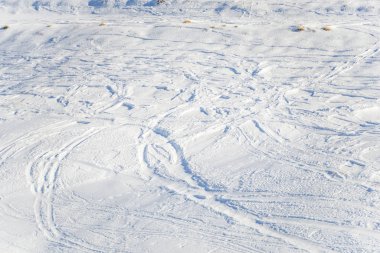 Kar kış yüzeyini patikalarla kapladı