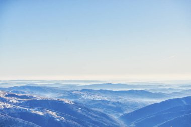 Kışın karla kaplı dağların manzarası