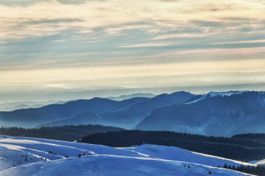 Kışın karla kaplı dağların manzarası