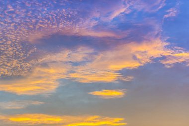 Gün batımında renkli gökyüzü ile karlı kış dağları