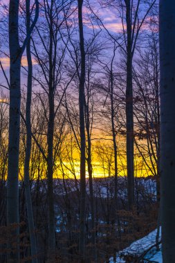 Gün batımında renkli gökyüzü ile karlı kış dağları