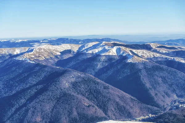 Kışın Karla Kaplı Dağların Manzarası — Stok fotoğraf