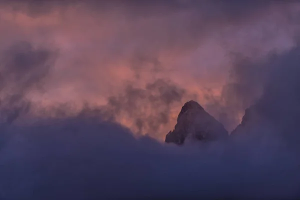 Светлый Закат Зимних Горах — стоковое фото
