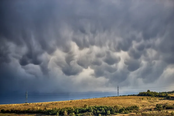 Dramatischer Grauer Himmel Über Verlassenem Feld — Stockfoto