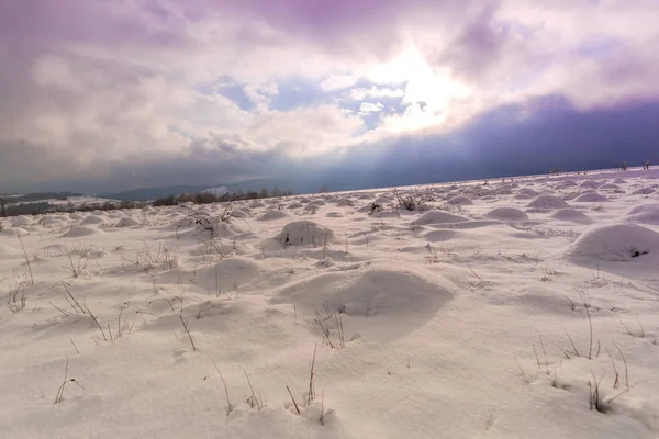 Sneeuwrijke Winterbergen Met Kleurrijke Lucht Bij Zonsondergang — Stockfoto