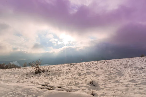 Montanhas Nevadas Inverno Com Céu Colorido Pôr Sol — Fotografia de Stock