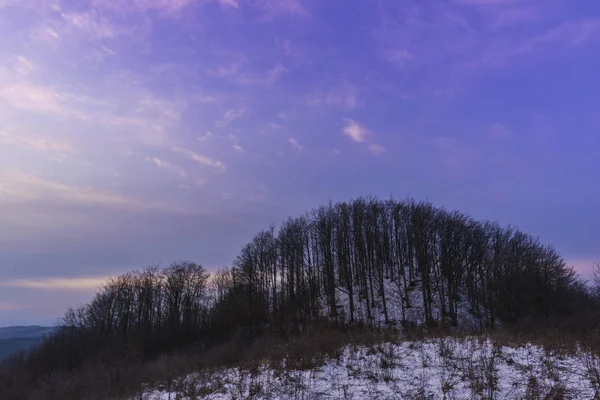 冬日的雪山 夕阳西下 天空五彩斑斓 — 图库照片