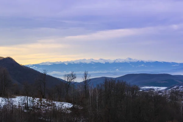 Montañas Nevadas Invierno Con Cielo Colorido Atardecer —  Fotos de Stock