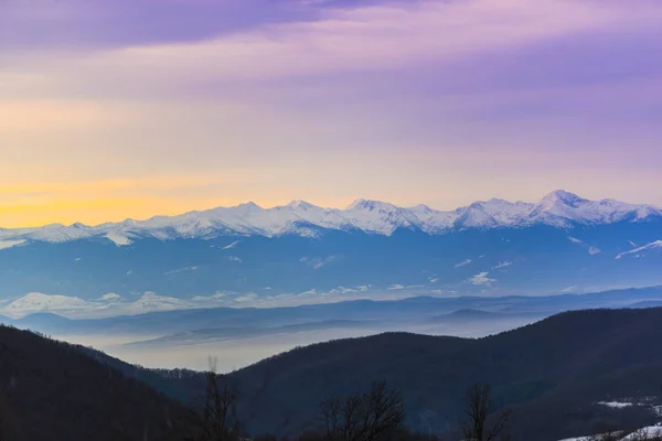 冬日的雪山 夕阳西下 天空五彩斑斓 — 图库照片