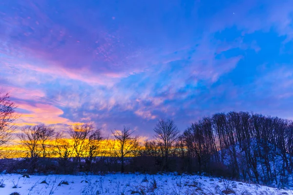 Montagne Invernali Innevate Con Cielo Colorato Tramonto — Foto Stock