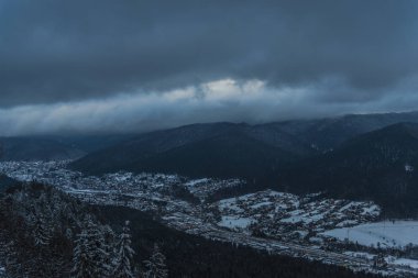 Karlı kış dağları, doğa manzarası.