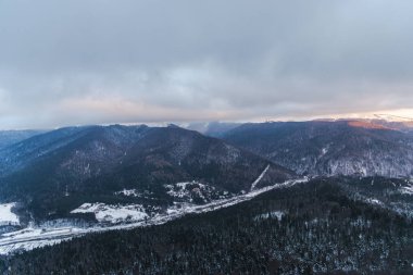 Karlı kış dağları, doğa manzarası.