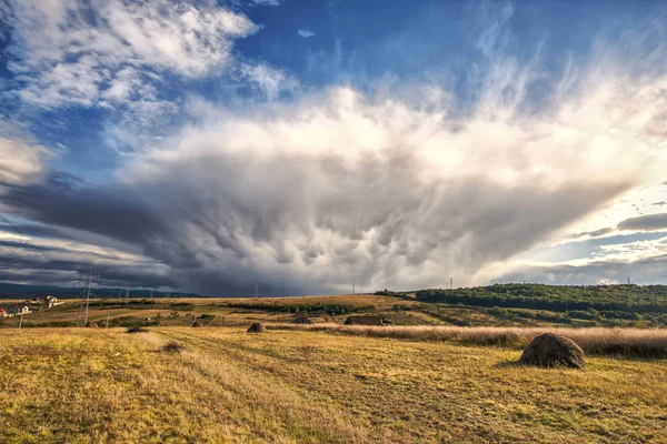 Bulutlu Gökyüzü Ile Sonbahar Alanı Manzarası — Stok fotoğraf