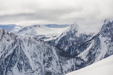 Kış dağlarını kaplayan kar manzarası
