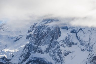 Kış dağlarını kaplayan kar manzarası