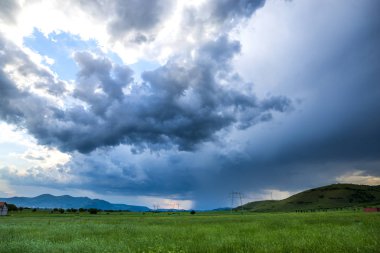Yağmur bulutları ile dramatik gökyüzü ile ilkbahar manzarası