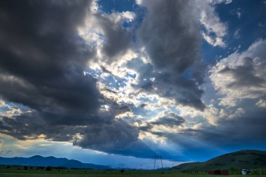 Yağmur bulutları ile dramatik gökyüzü ile ilkbahar manzarası