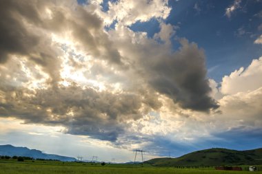 Yağmur bulutları ile dramatik gökyüzü ile ilkbahar manzarası