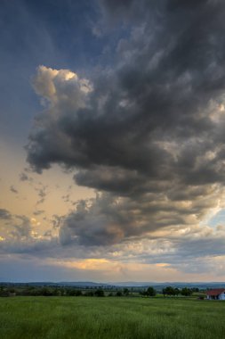 Yağmur bulutları ile dramatik gökyüzü ile ilkbahar manzarası