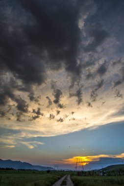 Yağmur bulutları ile dramatik gökyüzü ile ilkbahar manzarası